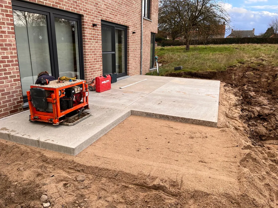 Dalle de terrasse en béton fraîchement coulée