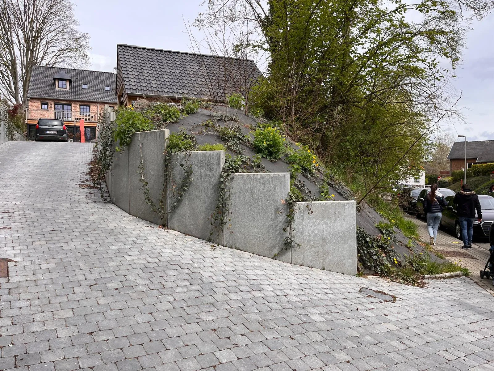 Allée en pavés et mur de soutènement