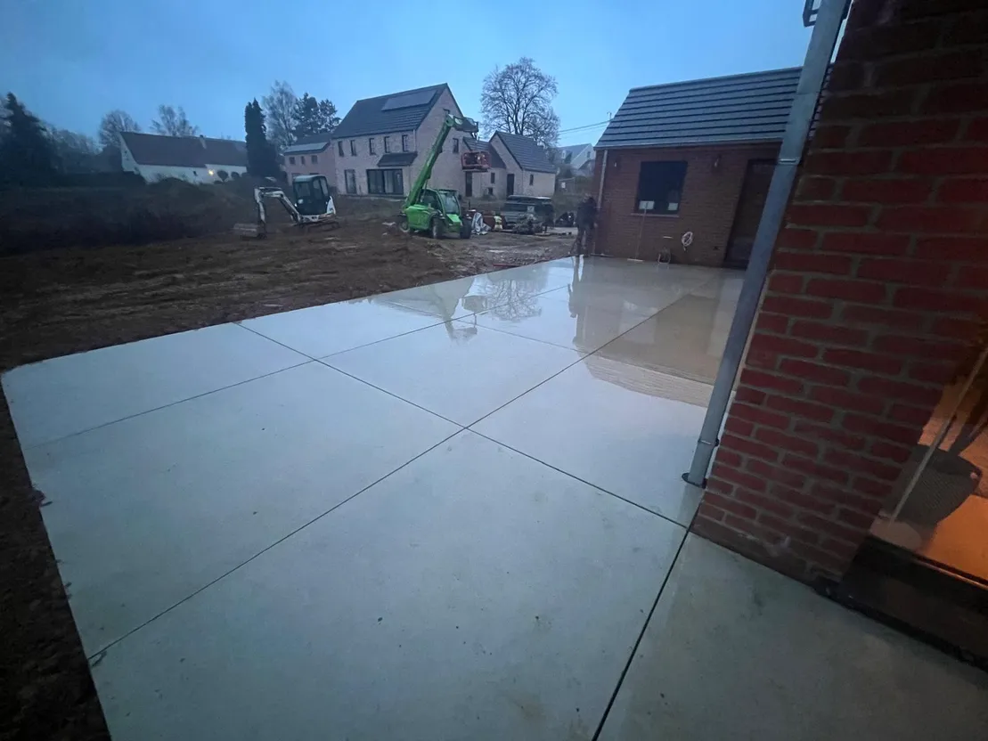 Terrasse en dalles grand format, vue vers le jardin