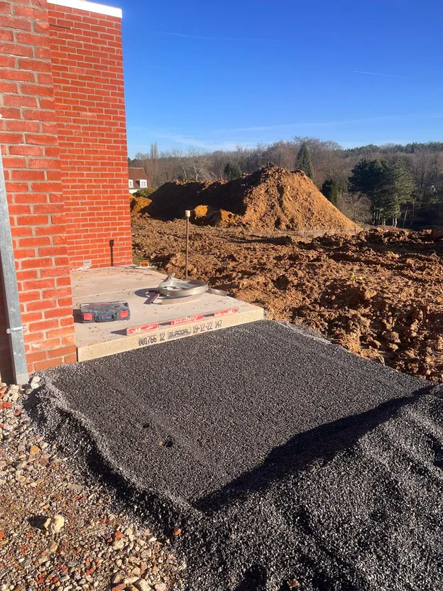 Empierrement au pied d'une construction neuve