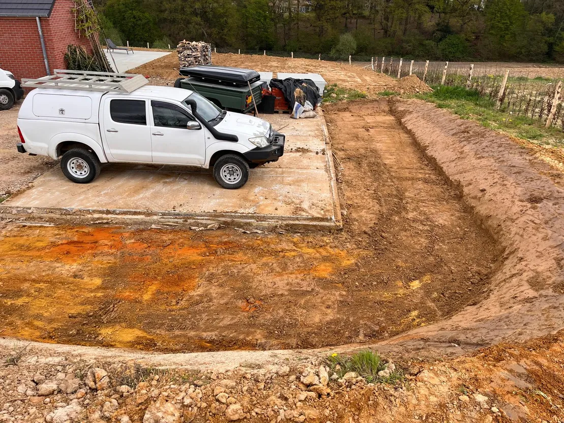 Terrassement autour d'une dalle existante